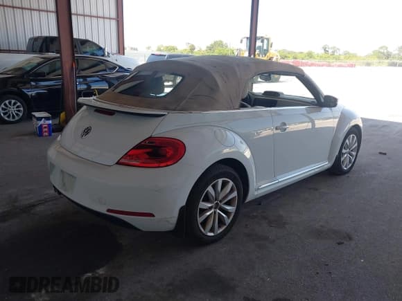 ✅ 2015 Volkswagen Beetle • VIN: 3VW6A7ATXFM823059 • Lot: 42852063. Wystawiony na IAAI z przebiegiem 158 789 mil. Bezpłatny archiwum sprzedaży aukcyjnych z USA i szczegółowy raport historii pojazdu na DreamBid. Zdjęcie 4.