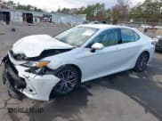 ✅ 2023 Toyota Camry Hybrid XLE • VIN: 4T1F31AK2PU053515 • Lot: 43695853. Wystawiony na IAAI z przebiegiem 16 894 mil. Bezpłatny archiwum sprzedaży aukcyjnych z USA i szczegółowy raport historii pojazdu na DreamBid. Zdjęcie 2.