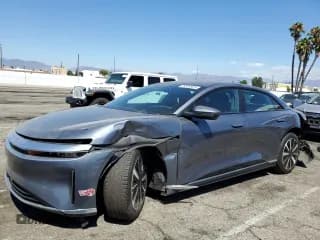 ✅ 2023 Lucid Air Pure • VIN: 50EA1PFA3PA007664 • Lot: 70592925. Wystawiony na Copart z przebiegiem 13 380 mil. Bezpłatny archiwum sprzedaży aukcyjnych z USA i szczegółowy raport historii pojazdu na DreamBid. Zdjęcie 1.