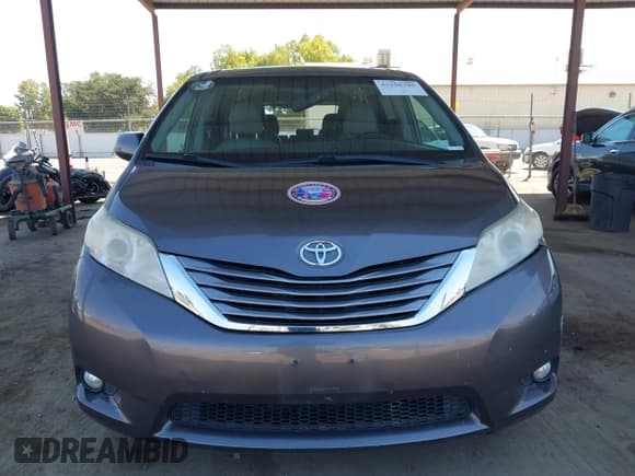 ✅ 2015 Toyota Sienna XLE • VIN: 5TDYK3DC4FS605793 • Lot: 43236785. Wystawiony na IAAI z przebiegiem 153 759 mil. Bezpłatny archiwum sprzedaży aukcyjnych z USA i szczegółowy raport historii pojazdu na DreamBid. Zdjęcie 12.