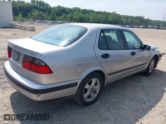 ✅ 2000 Saab 9-5 SE • VIN: YS3EF48Z4Y3068349 • Lot: 42697306. Listed on IAAI with 130,668 mi. Free auction sales archive from the USA and detailed vehicle history report at DreamBid. Image 4.