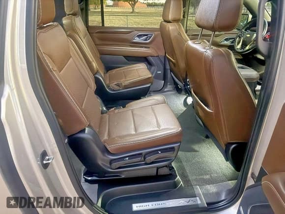 ✅ 2021 Chevrolet Suburban High Country • VIN: 1GNSKGKL6MR296606 • Lot: 92537975. Wystawiony na Copart z przebiegiem 28 328 mil. Bezpłatny archiwum sprzedaży aukcyjnych z USA i szczegółowy raport historii pojazdu na DreamBid. Zdjęcie 6.