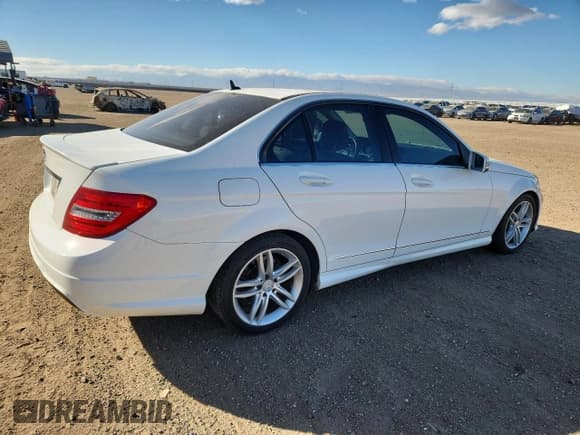 ✅ 2014 Mercedes-Benz C 250 Sport • VIN: WDDGF4HB6EA962630 • Lot: 92652935. Wystawiony na Copart z przebiegiem 177 639 mil. Bezpłatny archiwum sprzedaży aukcyjnych z USA i szczegółowy raport historii pojazdu na DreamBid. Zdjęcie 3.