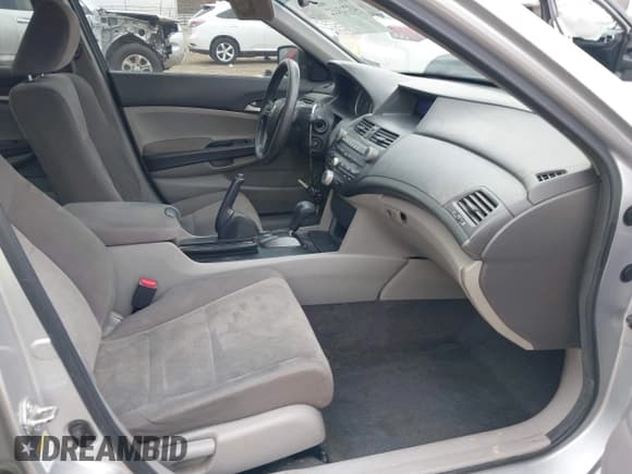 ✅ 2010 Honda Accord LX • VIN: 1HGCP2F34AA085833 • Lot: 43713152. Wystawiony na IAAI z przebiegiem 248 829 mil. Bezpłatny archiwum sprzedaży aukcyjnych z USA i szczegółowy raport historii pojazdu na DreamBid. Zdjęcie 5.
