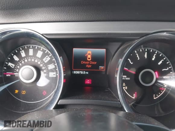 ✅ 2014 Ford Mustang V6 • VIN: 1ZVBP8AM1E5285027 • Lot: 43343295. Wystawiony na IAAI z przebiegiem 83 979 mil. Bezpłatny archiwum sprzedaży aukcyjnych z USA i szczegółowy raport historii pojazdu na DreamBid. Zdjęcie 7.