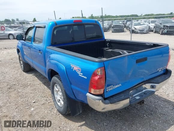 ✅ 2005 Toyota Tacoma PreRunner • VIN: 5TEJU62NX5Z040582 • Lot: 42397231. Listed on IAAI with 246,942 mi. Free auction sales archive from the USA and detailed vehicle history report at DreamBid. Image 3.
