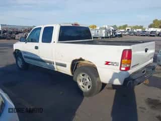 2002 Chevrolet Silverado 1500 LS z VIN 2GCEK19T121265925, wystawiony jako IAAI lot #43473166 z przebiegiem 411 685 mil mil oraz . Historia ofert i sprzedaży dostępna na DreamBid. Obrazek 3.