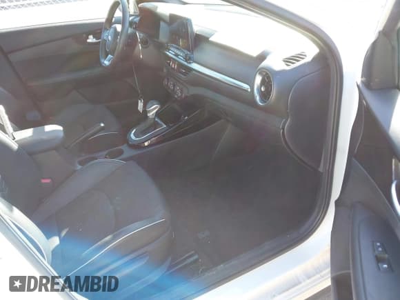 ✅ 2020 Kia Forte GT-Line • VIN: 3KPF34AD0LE158585 • Lot: 41688908. Wystawiony na IAAI z przebiegiem 51 109 mil. Bezpłatny archiwum sprzedaży aukcyjnych z USA i szczegółowy raport historii pojazdu na DreamBid. Zdjęcie 5.