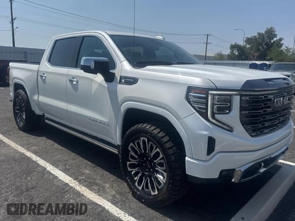 ✅ 2022 GMC Sierra 1500 Denali Ultimate • VIN: 1GTUUHET2NZ514460 • Лот: 65281035. Опубликован ранее на Copart с пробегом 28 550 миль. Бесплатный доступ к архиву аукционных продаж из США и подробный отчёт об истории автомобиля на DreamBid. Изображение 1.