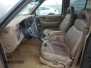 ✅ 1997 Chevrolet Blazer LT • VIN: 1GNDT13W4V2254280 • Lot: 44920175. Wystawiony na Copart z przebiegiem 151 725 mil. Bezpłatny archiwum sprzedaży aukcyjnych z USA i szczegółowy raport historii pojazdu na DreamBid. Zdjęcie 7.