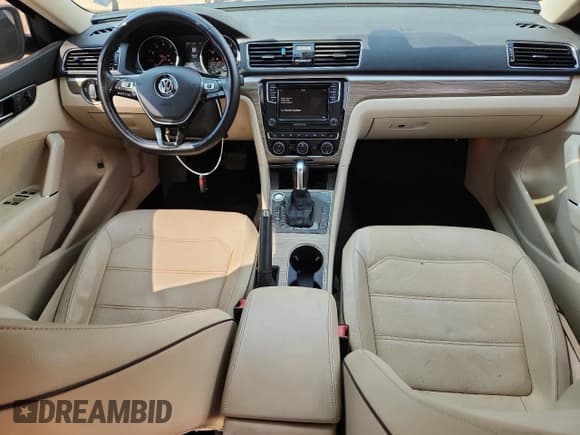 ✅ 2018 Volkswagen Passat SE • VIN: 1VWBA7A39JC010899 • Lot: 80434705. Wystawiony na Copart z przebiegiem 127 150 mil. Bezpłatny archiwum sprzedaży aukcyjnych z USA i szczegółowy raport historii pojazdu na DreamBid. Zdjęcie 8.