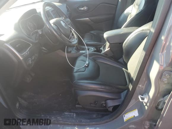 ✅ 2020 Jeep Cherokee Altitude • VIN: 1C4PJMLB5LD579435 • Lot: 82205934. Wystawiony na Copart z przebiegiem 53 648 mil. Bezpłatny archiwum sprzedaży aukcyjnych z USA i szczegółowy raport historii pojazdu na DreamBid. Zdjęcie 7.