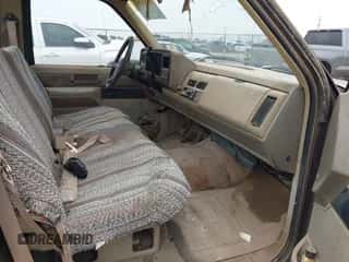 1988 Chevrolet Silverado 2500 z VIN 1GCFC24K4JE123538, wystawiony jako IAAI lot #41741153 z przebiegiem 253 186 mil mil oraz . Historia ofert i sprzedaży dostępna na DreamBid. Obrazek 5.