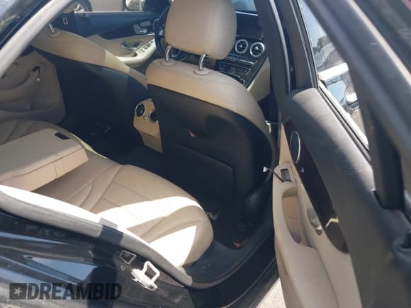 ✅ 2016 Mercedes-Benz C 300 • VIN: WDDWF4JB0GR143624 • Lot: 43085207. Wystawiony na IAAI z przebiegiem Nie podano. Bezpłatny archiwum sprzedaży aukcyjnych z USA i szczegółowy raport historii pojazdu na DreamBid. Zdjęcie 8.