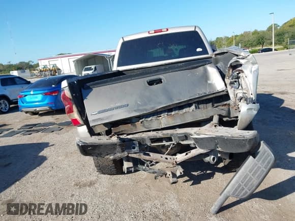 ✅ 2006 Chevrolet Silverado 2500HD LT1 • VIN: 1GCHK23236F107510 • Лот: 43625991. Опубликован ранее на IAAI с пробегом 420 541 миль. Бесплатный доступ к архиву аукционных продаж из США и подробный отчёт об истории автомобиля на DreamBid. Изображение 16.