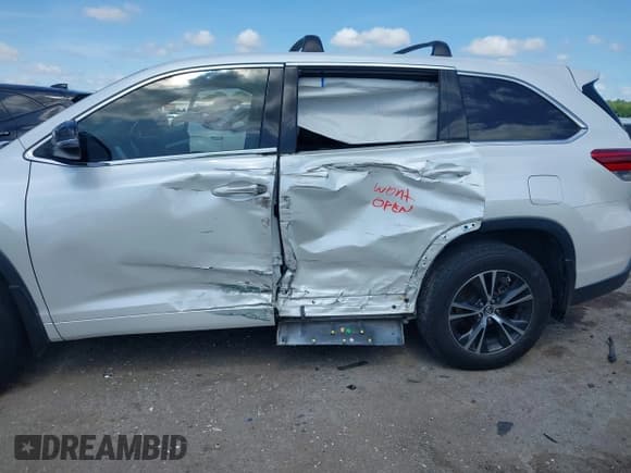 ✅ 2018 Toyota Highlander LE • VIN: 5TDBZRFHXJS808161 • Lot: 42390280. Wystawiony na IAAI z przebiegiem 115 704 mil. Bezpłatny archiwum sprzedaży aukcyjnych z USA i szczegółowy raport historii pojazdu na DreamBid. Zdjęcie 6.