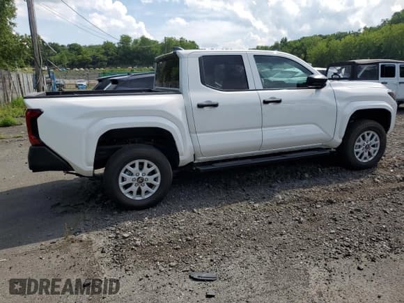 ✅ 2025 Toyota Tacoma SR • VIN: 3TYLD5KN0ST012953 • Lot: 81481745. Wystawiony na Copart z przebiegiem 1 939 mil. Bezpłatny archiwum sprzedaży aukcyjnych z USA i szczegółowy raport historii pojazdu na DreamBid. Zdjęcie 3.
