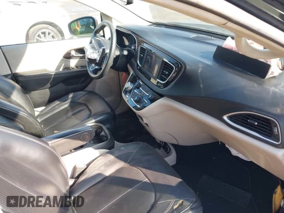 ✅ 2020 Chrysler Voyager LXi • VIN: 2C4RC1DG3LR164316 • Lot: 43723706. Wystawiony na IAAI z przebiegiem 108 261 mil. Bezpłatny archiwum sprzedaży aukcyjnych z USA i szczegółowy raport historii pojazdu na DreamBid. Zdjęcie 5.