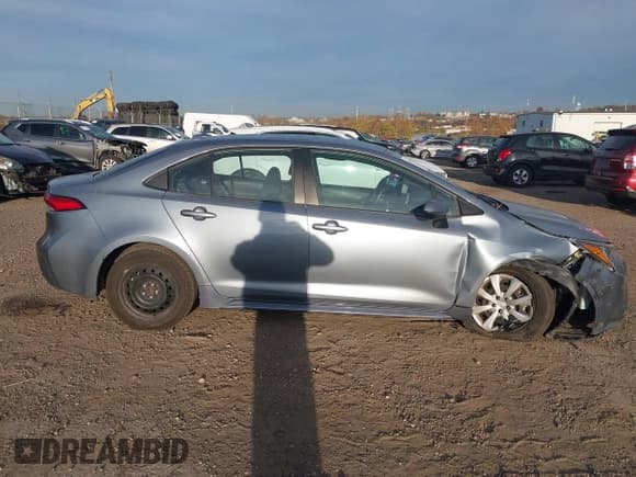 ✅ 2022 Toyota Corolla LE • VIN: 5YFEPMAE3NP283056 • Lot: 43643220. Wystawiony na IAAI z przebiegiem 67 325 mil. Bezpłatny archiwum sprzedaży aukcyjnych z USA i szczegółowy raport historii pojazdu na DreamBid. Zdjęcie 13.