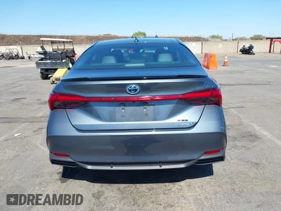 ✅ 2021 Toyota Avalon Hybrid XSE • VIN: 4T1EA1AB8MU007345 • Lot: 42674139. Wystawiony na IAAI z przebiegiem 58 296 mil. Bezpłatny archiwum sprzedaży aukcyjnych z USA i szczegółowy raport historii pojazdu na DreamBid. Zdjęcie 16.