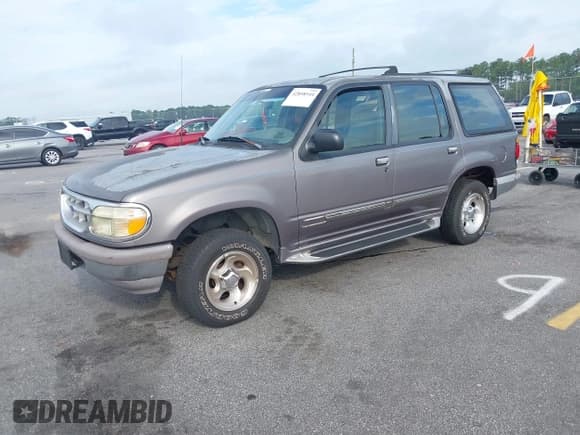 ✅ 1995 Ford Explorer Eddie Bauer • VIN: 1FMDU32X8SUA90054 • Lot: 42858544. Wystawiony na IAAI z przebiegiem 248 763 mil. Bezpłatny archiwum sprzedaży aukcyjnych z USA i szczegółowy raport historii pojazdu na DreamBid. Zdjęcie 2.
