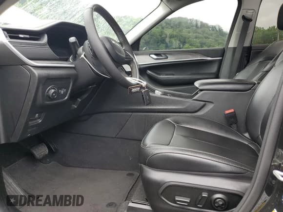 ✅ 2024 Jeep Grand Cherokee Limited • VIN: 1C4RJKBG6R8917453 • Lot: 61802885. Wystawiony na Copart z przebiegiem 18 544 mil. Bezpłatny archiwum sprzedaży aukcyjnych z USA i szczegółowy raport historii pojazdu na DreamBid. Zdjęcie 7.