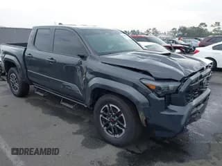 ✅ 2025 Toyota Tacoma SR5 • VIN: 3TMLB5JN5SM124179 • Лот: 43690007. Опубликован ранее на IAAI с пробегом 2 428 миль. Бесплатный доступ к архиву аукционных продаж из США и подробный отчёт об истории автомобиля на DreamBid. Изображение 1.