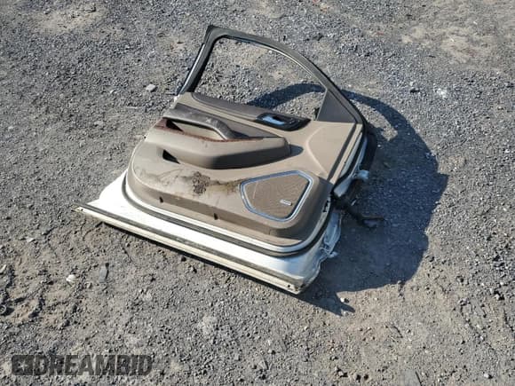 ✅ 2015 Chevrolet Tahoe LTZ • VIN: 1GNSKCKC1FR112975 • Lot: 90706295. Wystawiony na Copart z przebiegiem Nie podano. Bezpłatny archiwum sprzedaży aukcyjnych z USA i szczegółowy raport historii pojazdu na DreamBid. Zdjęcie 13.