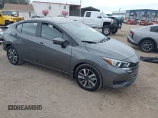 ✅ 2024 Nissan Versa SV • VIN: 3N1CN8EV1RL904590 • Лот: 43579242. Опубликован ранее на IAAI с пробегом 16 517 миль. Бесплатный доступ к архиву аукционных продаж из США и подробный отчёт об истории автомобиля на DreamBid. Изображение 1.