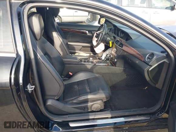 ✅ 2013 Mercedes-Benz C 250 • VIN: WDDGJ4HB2DG074824 • Lot: 41095296. Wystawiony na IAAI z przebiegiem 178 561 mil. Bezpłatny archiwum sprzedaży aukcyjnych z USA i szczegółowy raport historii pojazdu na DreamBid. Zdjęcie 5.