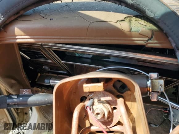 ✅ 1985 Oldsmobile Delta Royale • VIN: 1G3BN69Y8FY384593 • Lot: 62885694. Wystawiony na Copart z przebiegiem Nie podano. Bezpłatny archiwum sprzedaży aukcyjnych z USA i szczegółowy raport historii pojazdu na DreamBid. Zdjęcie 9.