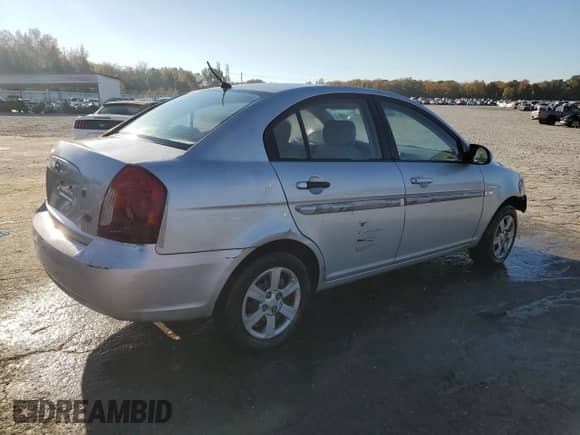 2007 Hyundai Accent GLS z VIN KMHCN46C77U092603, wystawiony jako Copart lot #81968974 z przebiegiem 172 996 mil mil oraz Czysty tytuł • Clean title. Historia ofert i sprzedaży dostępna na DreamBid. Obrazek 3.