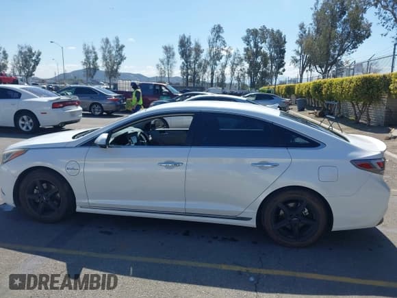 ✅ 2016 Hyundai Sonata • VIN: KMHE14L21GA026470 • Лот: 41699723. Опубликован ранее на IAAI с пробегом 129 241 миль. Бесплатный доступ к архиву аукционных продаж из США и подробный отчёт об истории автомобиля на DreamBid. Изображение 14.