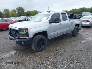 ✅ 2018 Chevrolet Silverado 1500 LT • VIN: 1GCVKREC9JZ109755 • Lot: 43396692. Wystawiony na IAAI z przebiegiem 141 137 mil. Bezpłatny archiwum sprzedaży aukcyjnych z USA i szczegółowy raport historii pojazdu na DreamBid. Zdjęcie 2.