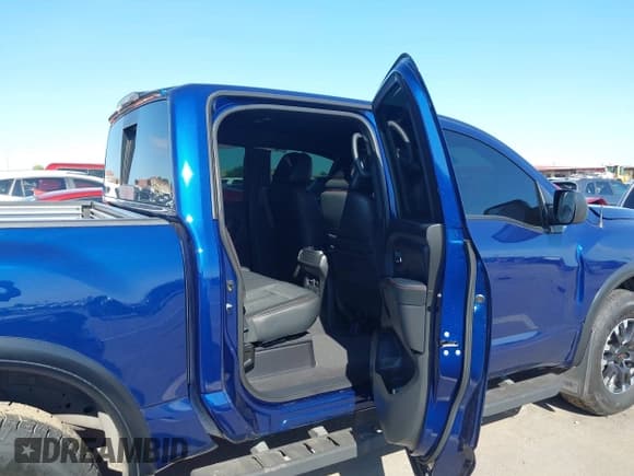 ✅ 2021 Nissan Titan SV • VIN: 1N6AA1ED2MN512321 • Lot: 43166173. Wystawiony na IAAI z przebiegiem 76 155 mil. Bezpłatny archiwum sprzedaży aukcyjnych z USA i szczegółowy raport historii pojazdu na DreamBid. Zdjęcie 8.