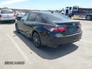 ✅ 2022 Toyota Camry Hybrid SE • VIN: 4T1G31AK0NU570233 • Лот: 42831356. Опубликован ранее на IAAI с пробегом 51 031 миль. Бесплатный доступ к архиву аукционных продаж из США и подробный отчёт об истории автомобиля на DreamBid. Изображение 3.