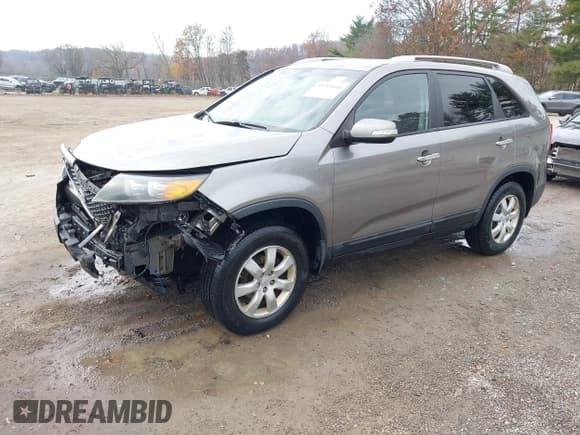 ✅ 2011 Kia Sorento LX • VIN: 5XYKT3A17BG178493 • Lot: 43705648. Wystawiony na IAAI z przebiegiem 183 185 mil. Bezpłatny archiwum sprzedaży aukcyjnych z USA i szczegółowy raport historii pojazdu na DreamBid. Zdjęcie 2.