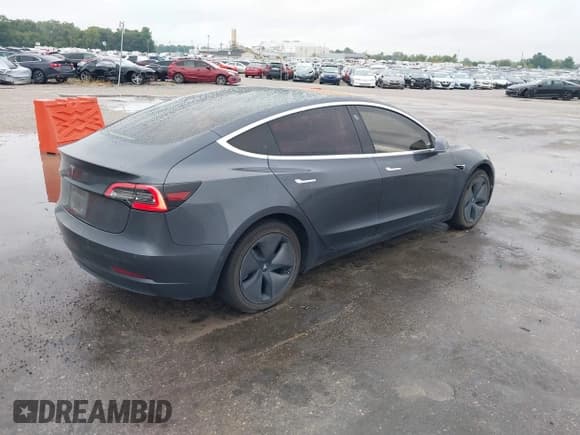 ✅ 2018 Tesla Model 3 Long Range Battery • VIN: 5YJ3E1EA3JF155604 • Lot: 43235907. Wystawiony na IAAI z przebiegiem 92 574 mil. Bezpłatny archiwum sprzedaży aukcyjnych z USA i szczegółowy raport historii pojazdu na DreamBid. Zdjęcie 4.