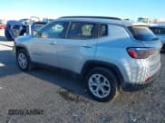 ✅ 2024 Jeep Compass Latitude • VIN: 3C4NJDBN2RT111183 • Lot: 43684717. Wystawiony na IAAI z przebiegiem 49 218 mil. Bezpłatny archiwum sprzedaży aukcyjnych z USA i szczegółowy raport historii pojazdu na DreamBid. Zdjęcie 3.
