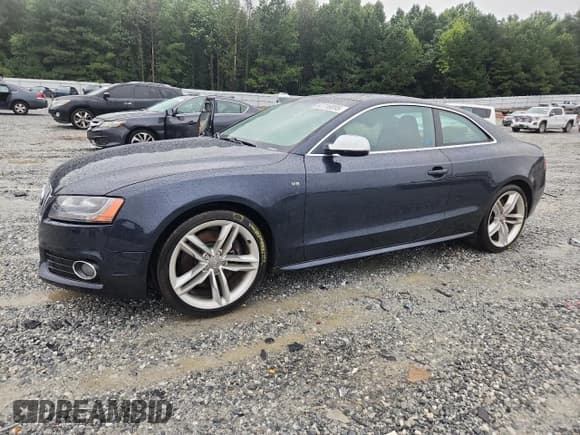 ✅ 2012 Audi S5 Premium Plus • VIN: WAUCVAFR4CA003795 • Лот: 67716895. Опубликован ранее на Copart с пробегом 116 563 миль. Бесплатный доступ к архиву аукционных продаж из США и подробный отчёт об истории автомобиля на DreamBid. Изображение 1.