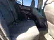 2019 Toyota Camry LE z VIN 4T1B11HK1KU250470, wystawiony jako Copart lot #85004265 z przebiegiem 132 733 mil mil oraz Czysty tytuł • Clean title. Historia ofert i sprzedaży dostępna na DreamBid. Obrazek 10.