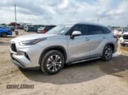 ✅ 2022 Toyota Highlander Hybrid XLE • VIN: 5TDGARAH5NS514015 • Lot: 90442865. Wystawiony na Copart z przebiegiem 45 703 mil. Bezpłatny archiwum sprzedaży aukcyjnych z USA i szczegółowy raport historii pojazdu na DreamBid. Zdjęcie 1.