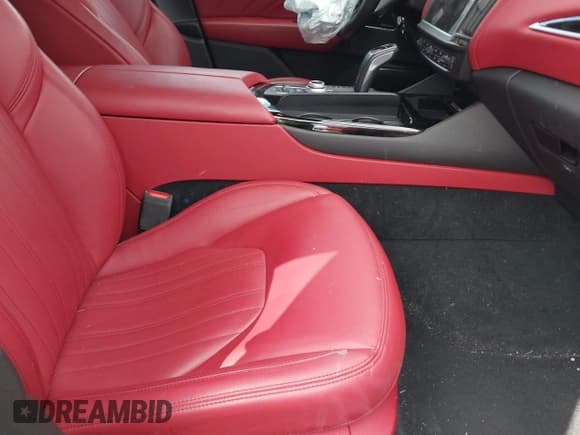 ✅ 2022 Maserati Levante Modena • VIN: ZN661YUM5NX398919 • Lot: 43322689. Wystawiony na IAAI z przebiegiem 42 207 mil. Bezpłatny archiwum sprzedaży aukcyjnych z USA i szczegółowy raport historii pojazdu na DreamBid. Zdjęcie 5.