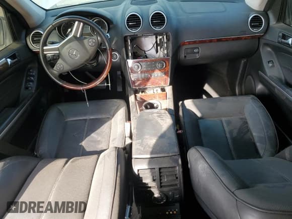 ✅ 2010 Mercedes-Benz GL 550 • VIN: 4JGBF8GEXAA597043 • Lot: 92400475. Wystawiony na Copart z przebiegiem Nie podano. Bezpłatny archiwum sprzedaży aukcyjnych z USA i szczegółowy raport historii pojazdu na DreamBid. Zdjęcie 8.