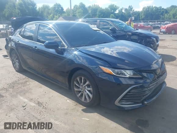 2021 Toyota Camry LE z VIN 4T1C11BK7MU020531, wystawiony jako IAAI lot #42761835 z przebiegiem 56 145 mil mil oraz . Historia ofert i sprzedaży dostępna na DreamBid. Obrazek 1.