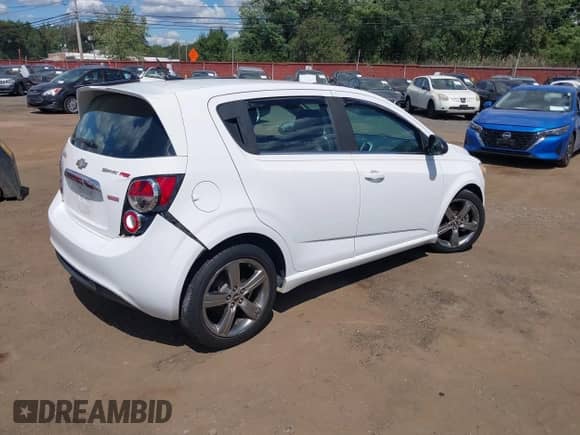 ✅ 2013 Chevrolet Sonic RS • VIN: 1G1JG6SB2D4236769 • Лот: 43084225. Размещён на IAAI с пробегом 93 510 миль миль. Получите бесплатный доступ к архиву аукционных продаж из США и посмотрите подробный отчёт об истории автомобиля на DreamBid. Изображение 4.