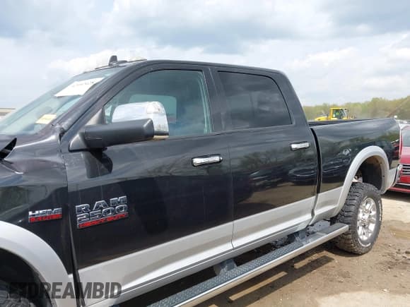 ✅ 2018 Ram 2500 Laramie • VIN: 3C6UR5FJXJG212364 • Lot: 42102428. Wystawiony na IAAI z przebiegiem 61 973 mil. Bezpłatny archiwum sprzedaży aukcyjnych z USA i szczegółowy raport historii pojazdu na DreamBid. Zdjęcie 15.