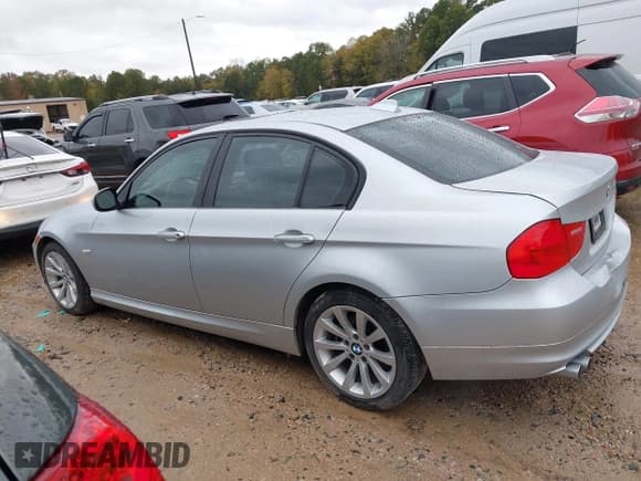 ✅ 2011 BMW 3 Series 328i • VIN: WBAPH5G55BNM78682 • Lot: 43556271. Wystawiony na IAAI z przebiegiem 141 439 mil. Bezpłatny archiwum sprzedaży aukcyjnych z USA i szczegółowy raport historii pojazdu na DreamBid. Zdjęcie 14.