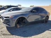 ✅ 2025 Mazda 3 S Carbon Edition • VIN: JM1BPBCM0S1768413 • Lot: 85125955. Wystawiony na Copart z przebiegiem 23 589 mil. Bezpłatny archiwum sprzedaży aukcyjnych z USA i szczegółowy raport historii pojazdu na DreamBid. Zdjęcie 1.