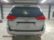 ✅ 2013 Toyota Sienna L • VIN: 5TDZK3DC3DS281334 • Лот: 94892005. Опубликован ранее на Copart с пробегом 264 714 миль. Бесплатный доступ к архиву аукционных продаж из США и подробный отчёт об истории автомобиля на DreamBid. Изображение 6.